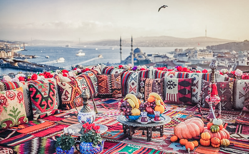 Zicht op waterkant Istanboel, vooraf Turkse lira bestellen