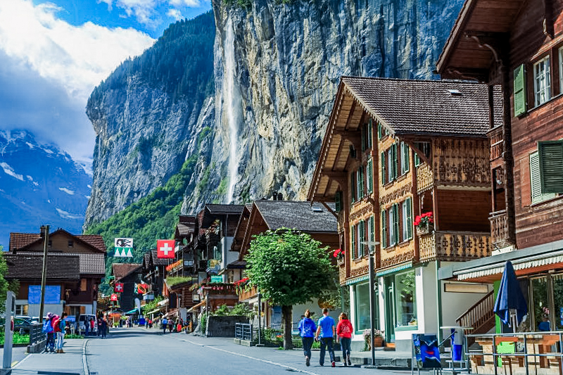 Huisjes langs rotswand vakantie Zwitserland