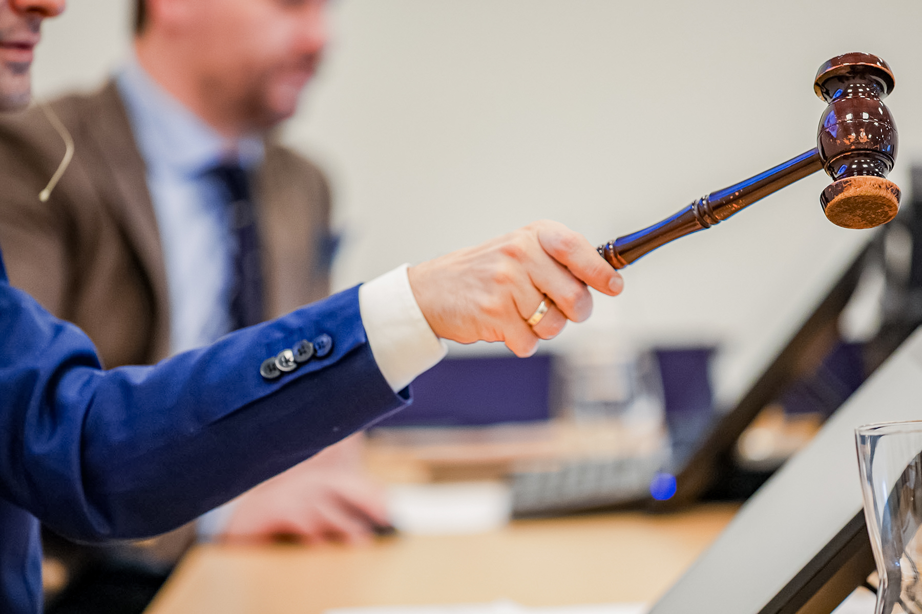 The auction hammer of Goudwisselkantoor in the hands of the auctioneer